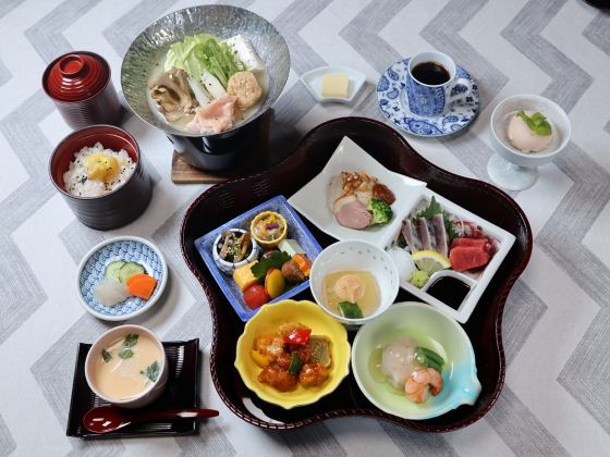 【バスハイク/博多発着/添乗員同行】 飯塚生まれひよ子の工場見学と旧伊藤伝右衛門邸 ~四季の移ろい感じる老舗料亭でランチ~1